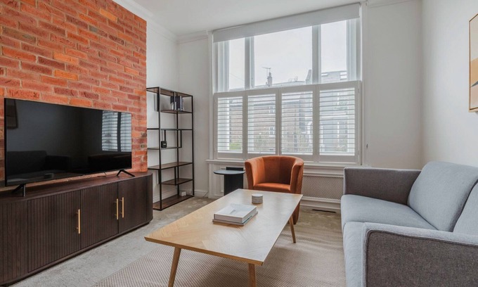 Addison Apartamento | Terrific Kensington 1BR, 2 min to Tube, near Shops & Park, by Blueground