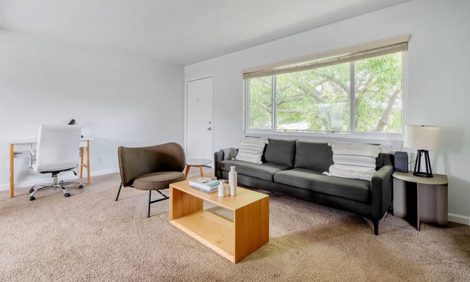 Old Mountain View Apartamento | Terrific Mountain View 1BR w/ Pool & Parking, nr Shops, by Blueground