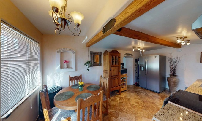 Tesuque Casa | Cozy Tesuque Casita - Walk to Tesuque Village Market & El Nido! Wifi Included!