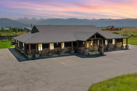 Leigh Creek Estates Casa | Teton Crest Lodge Sleeps 24 Ideal Reunion Spot