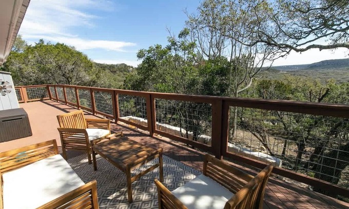 Canyon Lake Casa | Texas Charm Cottage - 1 Block From the Lake & Hill Country Views