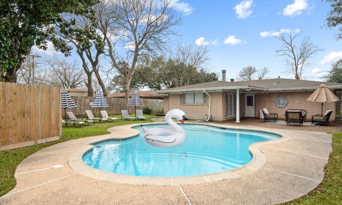 Texas City Casa | Texas City Palace: 6 beds, Pool-sleeps 12+