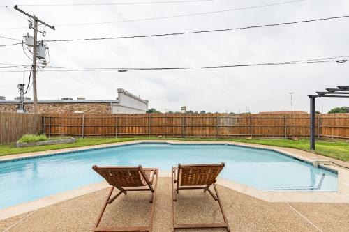 Hurst Casa | Texas Escape with pool & office