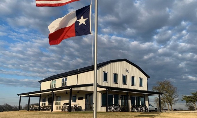 Gober Otro | Texas Farmhouse/Ranch on 150 Acres - NEW CONSTRUCTION - Sleeps 18