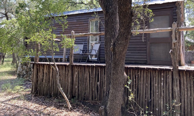 Round Mountain Cabina | Texas Hill Country Ranch Wildlife Fire Pit Private Deck Close to Parks