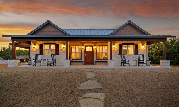 Hye Cama Y Desayuno | Texas Hill Country Escape in Hye, TX
