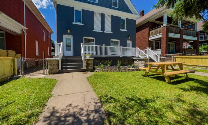 Niagara Falls Casa | Texas Hold-em Duplex- 3BR Free Parking