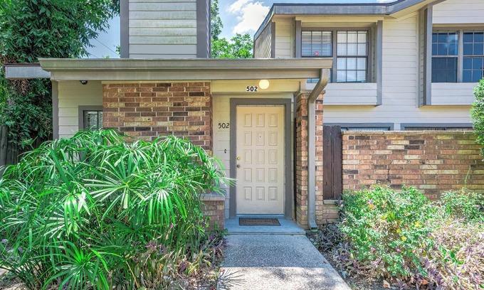 League City Casa | Texas inspired townhome near the heart of League City.