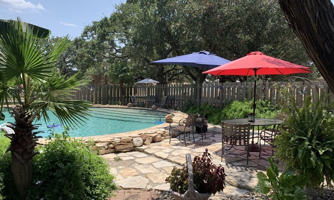 Buchanan Dam Cabina | Cabina de Texas con piscina para invitados. Acceso W / lago, cocina al aire libre. Duerme 7.