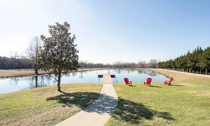 Dallas Otro | Texas Ranch House with 5 bedrooms & Fish Pond