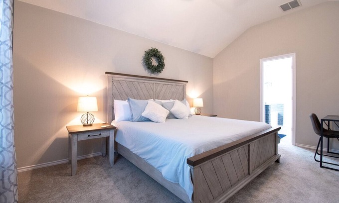 McKinney Casa | Texas Roots: King Beds - 6 Minutes to Downtown McKinney- Sleeps 6 - Remodeled