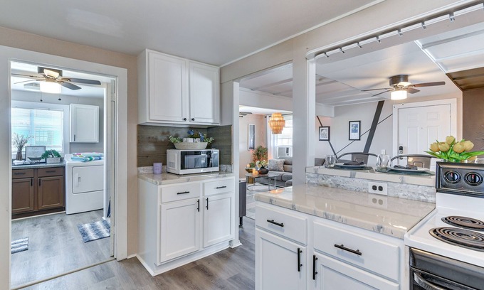 Surfside Beach Casa | Texas Stilt House: Walk to Surfside Beach!