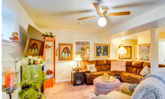 Graham Casa | Exclusive Spacious 1500 sq ft 2BR Suite with Hot Tub, Sauna, Gym & BBQ Deck