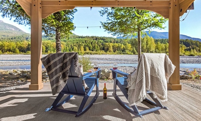 Packwood Cabina | Th River House- Riverfront cabin with hot tub, fire pit and gazebo- New Owner