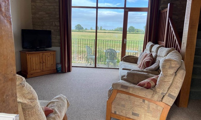 Cirencester Casa | Thames Cottage, Old Mill Farm, Cotswold Water Park