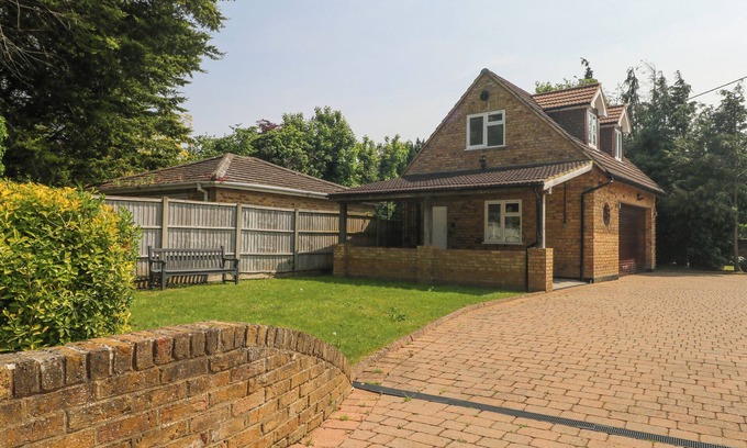 Windsor Cabaña | THAMES RETREAT, pet friendly, with a garden in Wraysbury