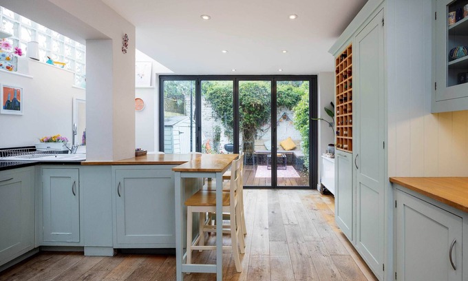 Thamesfield Casa | Thames-side Retreat, by Veeve