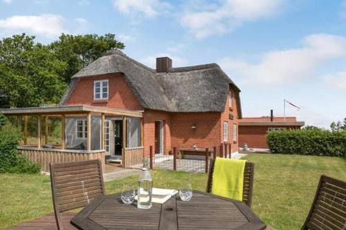 Remmer Strand Casa | Thatched Holiday Home in Struer, Jutland with a view