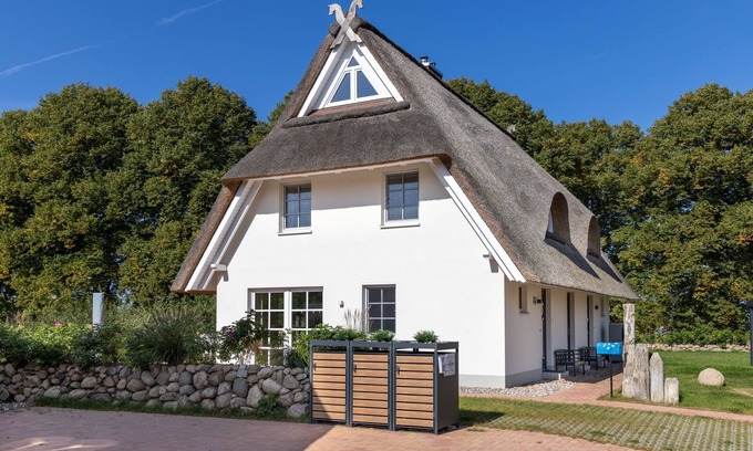 Am Salzhaff Casa | Thatched house XL with 4 bedrooms, fireplace and garden - Dünenrose and Tuttelduuv