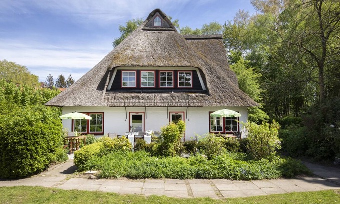 Manhagen Casa | Thatched roof house with proximity to the Baltic Sea, outdoor sauna, playground & large garden