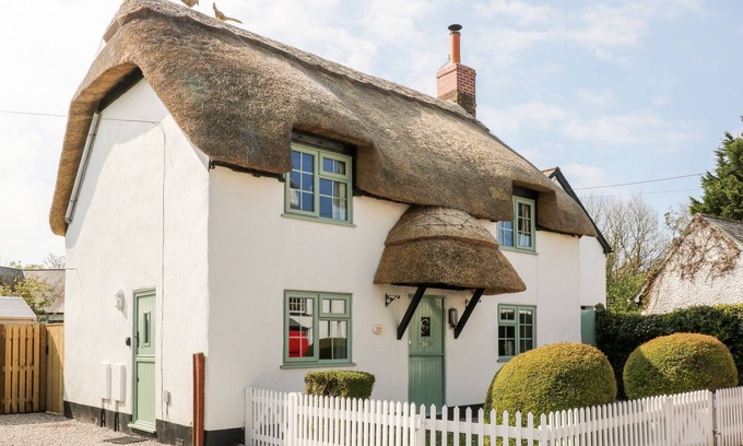 Stratton Cabaña | THATCHINGS, pet friendly, with open fire in Stratton