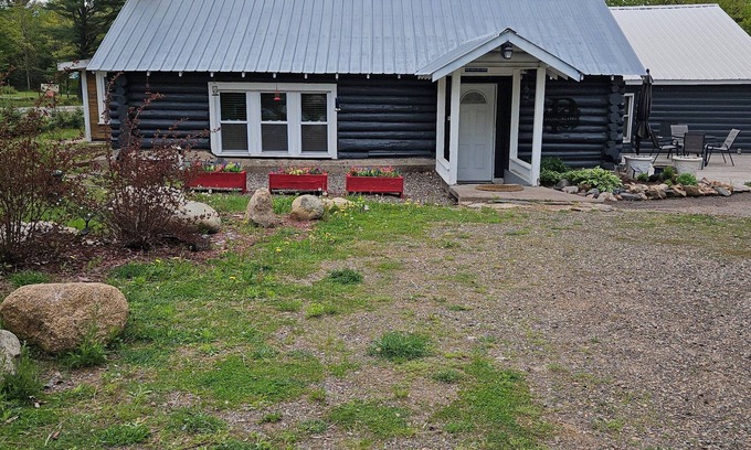Hayward Casa | An1852 Log Cabin. Una hermosa casa con todas las comodidades modernas.