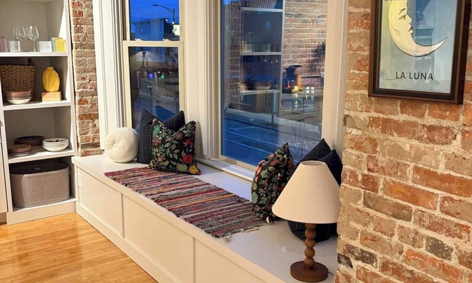 De Pere Apartamento | The 1913 - newly renovated historic downtown loft