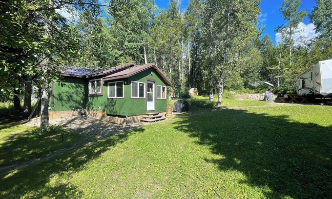 Yellowhead County Cabina | The 1944 Robb Cabin