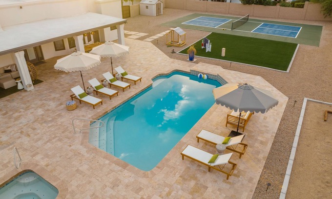 North Scottsdale Casa | The 1986 Scottsdale Pickleball and Pool Oasis