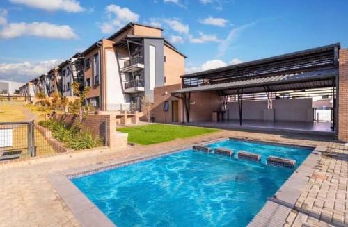 Greater Johannesburg Metropolitan Area Apartamento | The 2 Bedroom WaterfallRidge Nest next to Mall of Africa