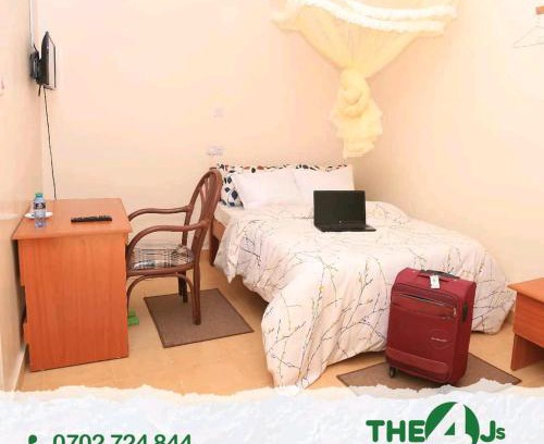 Emali Cama Y Desayuno | The 4 JS Bed and Breakfast Emali
