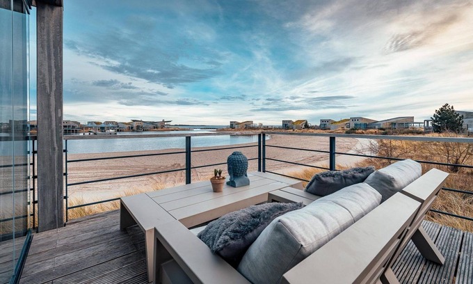 Ouddorp Casa | The 4 person Villa Super VIP features a luxurious and comfortably furnished interior, several terraces with conservatory and views over the water, perfect with dogs and children.