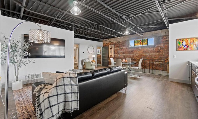 Fort Wayne Apartamento | The 418. An 1866 Build with Modern Comforts
