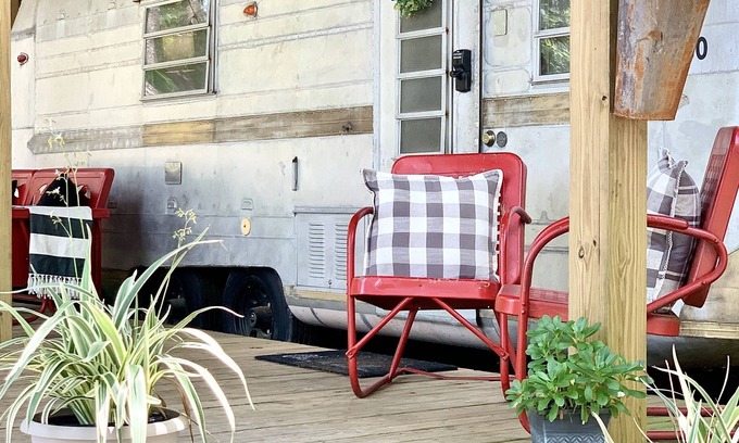 Hattiesburg Casa | The 67 Streamline Camper with Pool and Yard Games!