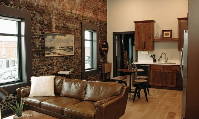 Leitchfield Apartamento | The Aaron is a charming 2-bedroom/ 2 bathroom apartment.
