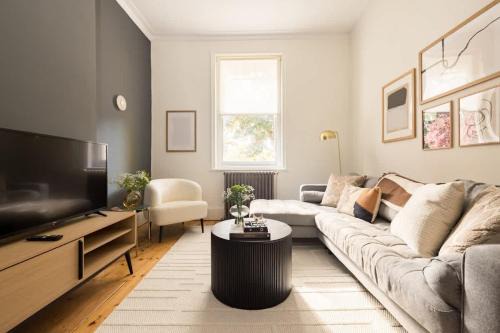 Chiswick Casa | The Abinger Place - Inviting 2BDR House with Study Room & Garden