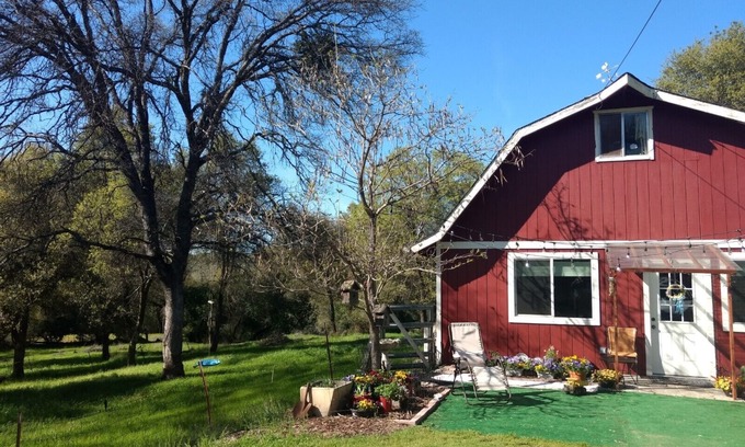 Placerville Cabaña | The Acorn Cottage | Rural Setting | Fast Internet!