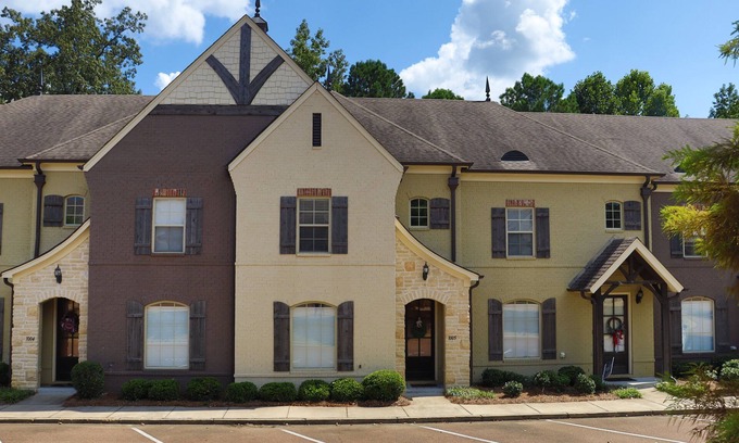 Oxford Condominio | The Adele @ Oxford Farms- Tucked off South Lamar! Two Miles from The Square!