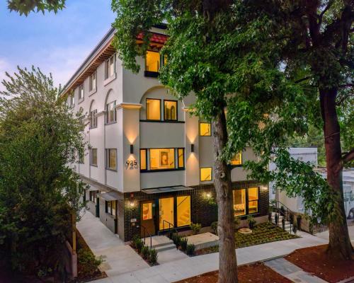 Kerns Casa | The Adelynn - Modern 2BR House in Central Portland