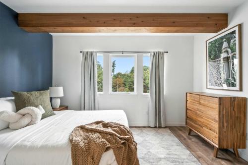 Kerns Casa | The Adelynn - Sleek 2BR House in Portland - Walk to Everything