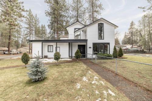 Post Falls Casa | The Affordable Family Fun House- Ping Pong, Pool Table, Darts