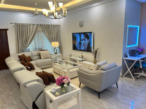 Tamale Casa | The African Palace- Free Airport Pick up - High Speed Starlink WiFi - Car Rental
