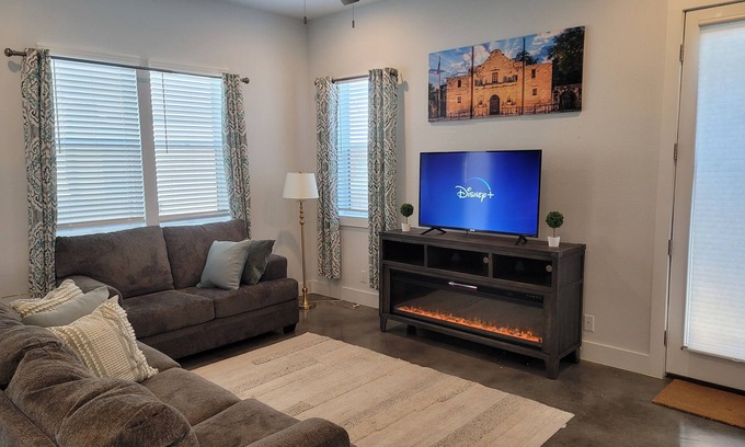 Eastside Promise Neighborhood Casa | The Alamo Riverwalk Pearl Modern 4 Bedroom Home