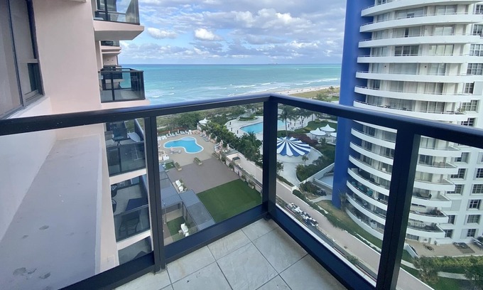 La Gorce Condominio | The Alicia on the Beach! 2BR/2BA Resort Experience