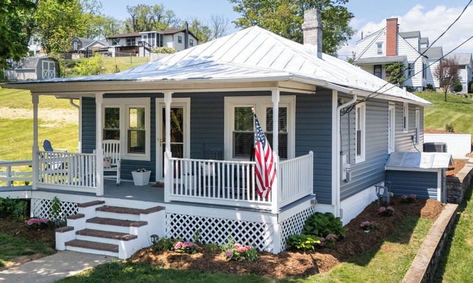 Staunton Casa | The All-American Cottage Seconds from Gypsy Hill Park! Kid and Pet friendly!