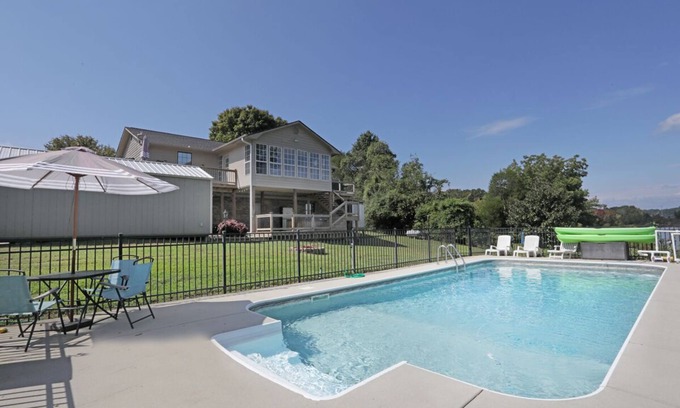 Chickamauga Lake Casa | The All Seasons Resort features pool and hot tub on River