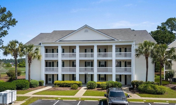 Waterford Plantation Condominio | The Allure of an exceptional 2-bedroom, 2-bathroom top-floor end unit condo