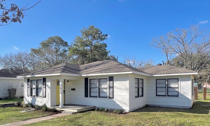 Bay City Casa | The Aloha Surf Bungalow Bay City Texas