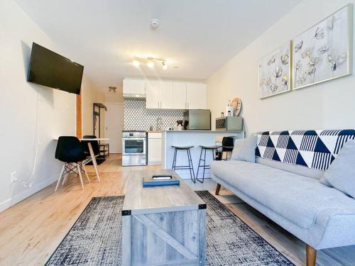 Mont-Tremblant Village Apartamento | The Alpine Nest - 3 Beds - 4 Guests - Free Parking - Pool