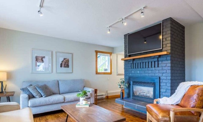 Silver Star Mountain Chalet De Esquí | The Alpine | No Service Fees | Ski-In & Ski-out